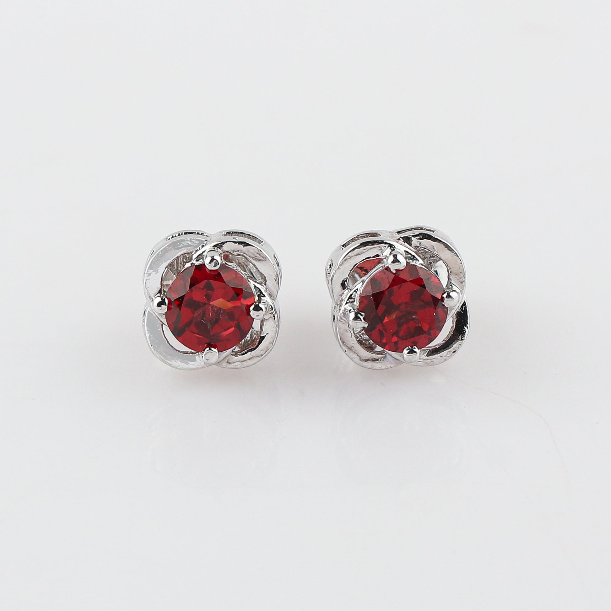 Beautiful Fine Jewelry Stud Earrings in Natural Garnet Gemstone