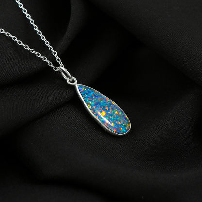 Luxury pendant with a 2.5 Ct Ethiopian Opal Gemstone polished in 925 Silver