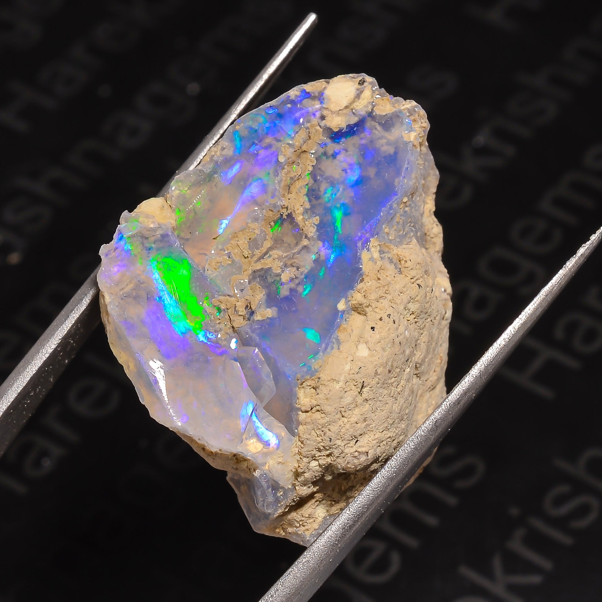 Natural 29 Ct White Ethiopian Opal (28x23x17 mm) Gemstone